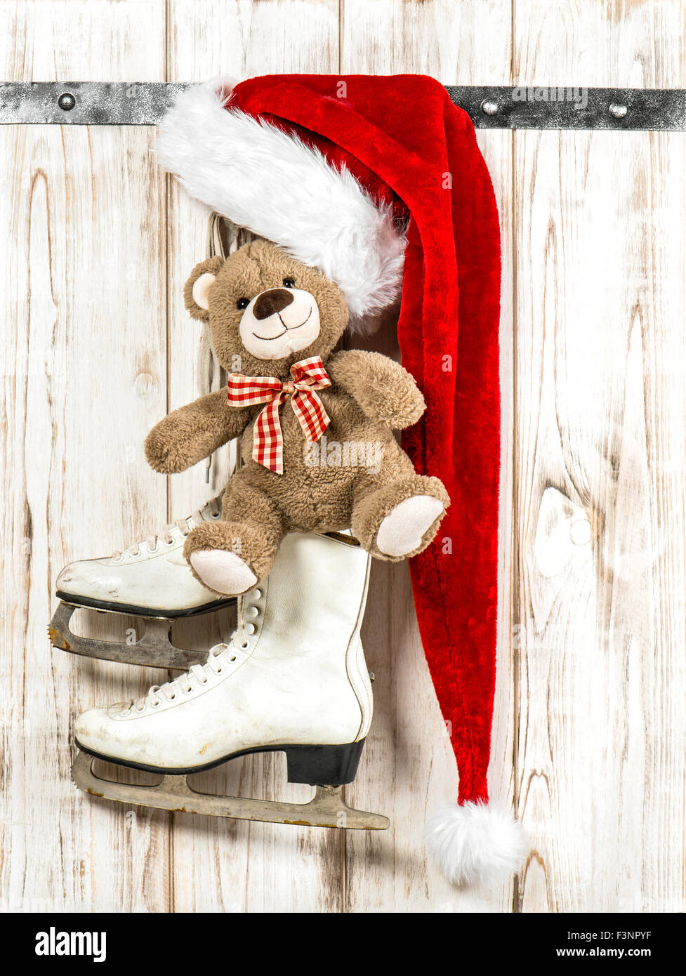 Oso de peluche de color rojo, blanco y sombrero de Papá Noel de patines de  hielo. Estilo Vintage decoración navideña Fotografía de stock - Alamy