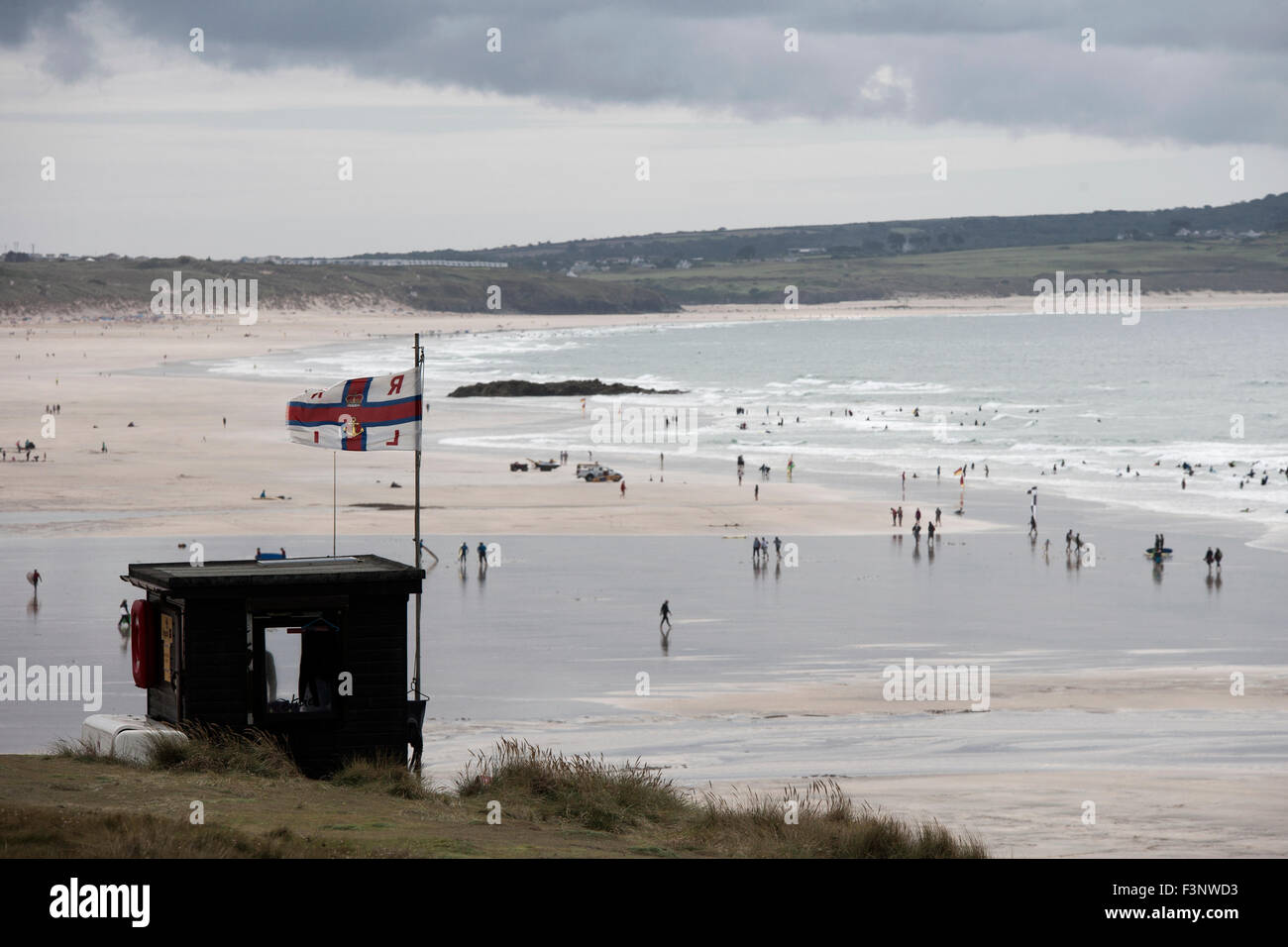 Salvavidas RNLI hut mirando Gwithian beach en Cornwall. Foto de stock