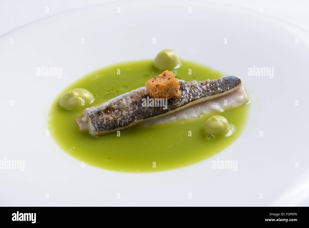 Nouvelle cuisine gourmet plato de pescado sardina Foto de stock