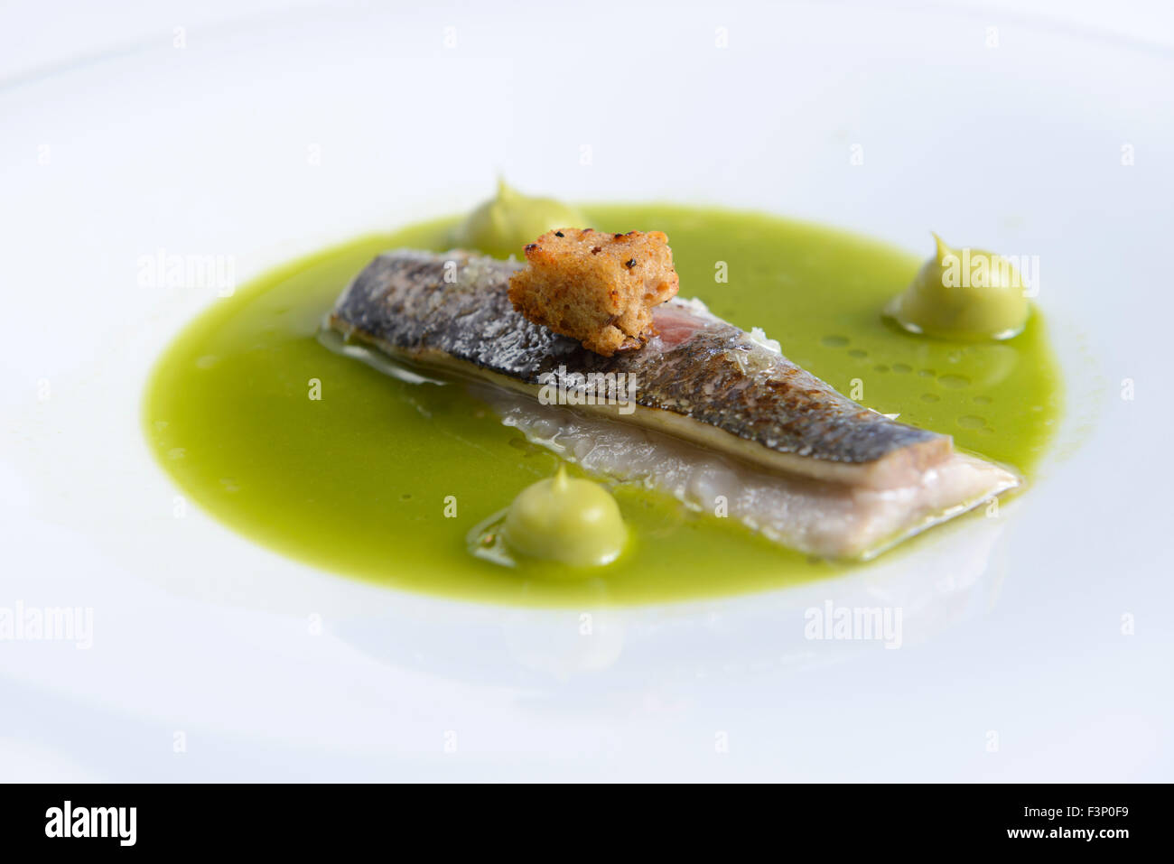 Nouvelle cuisine gourmet plato de pescado sardina Foto de stock