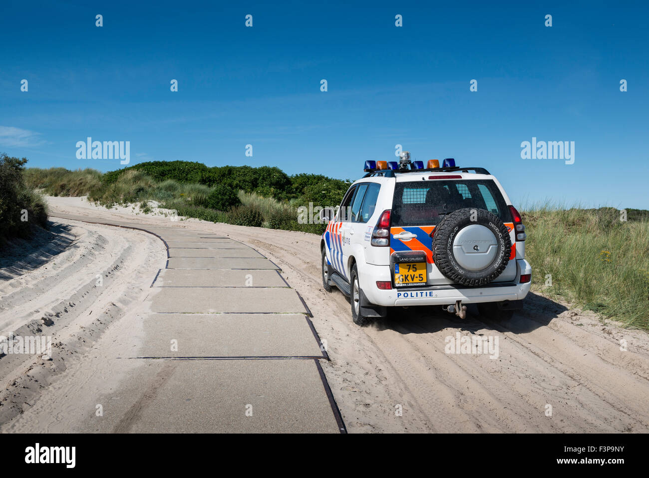 El 2 de julio de 2014 Ruta a través de las dunas a la Zandzeebar en la playa en Formerum aan Zee. El Bar Zandzee paal 11 en el Noordz Foto de stock