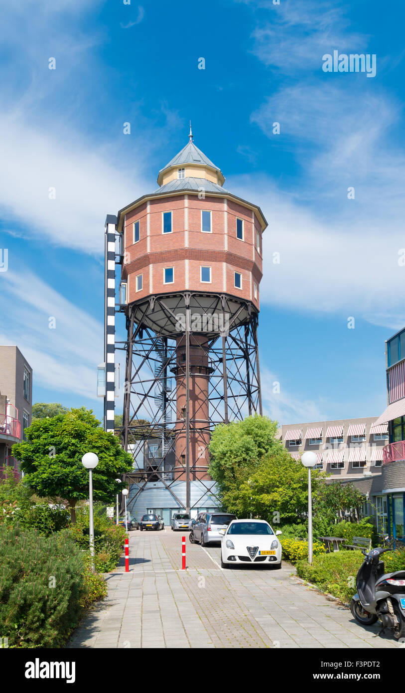 GRONINGEN, Holanda - Agosto 22, 2015: Antigua torre de agua exterior. La torre norte es la primera torre de agua en los Países Bajos Foto de stock