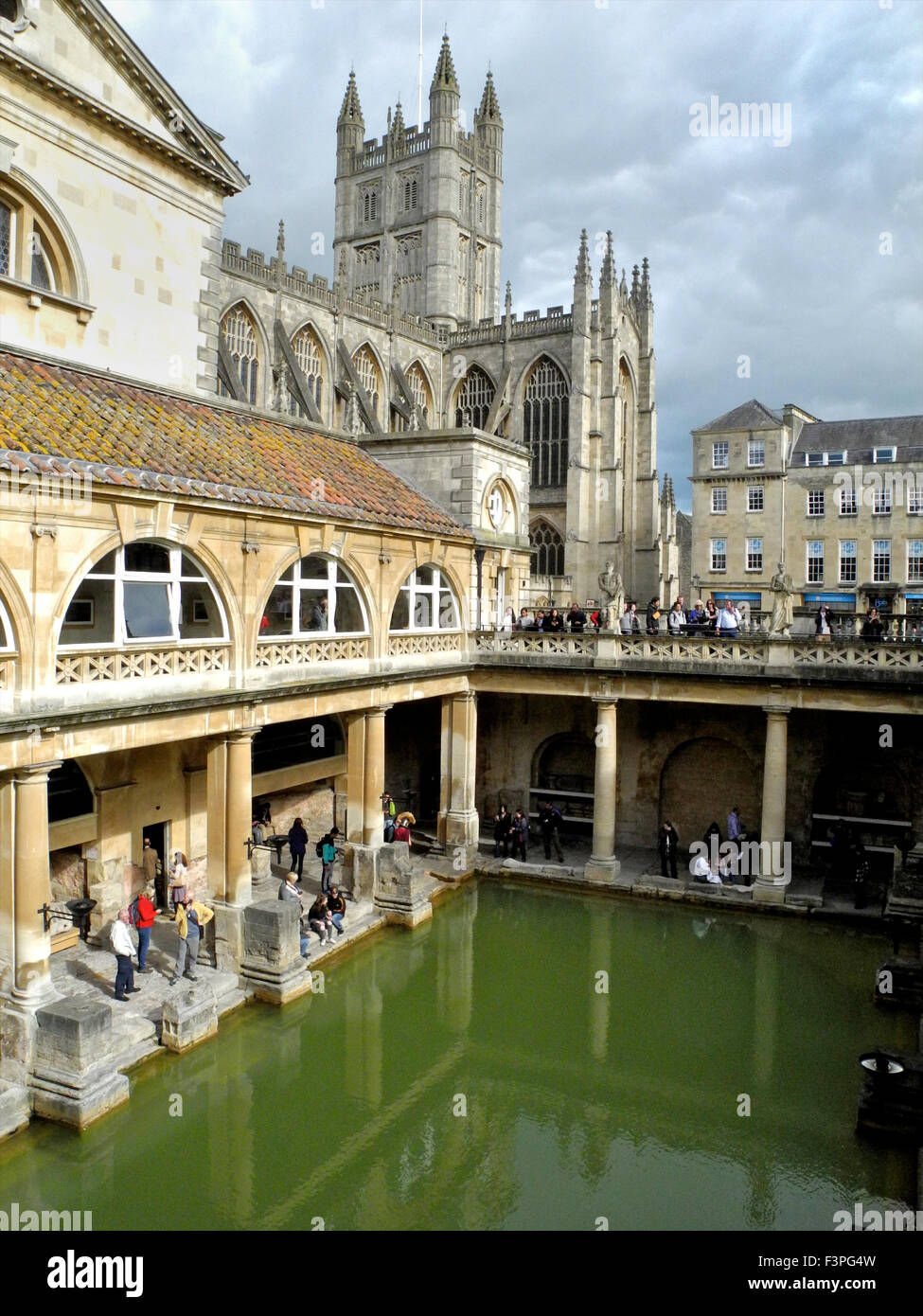 Los baños romanos en Bath son una gran atracción turística. Foto de stock