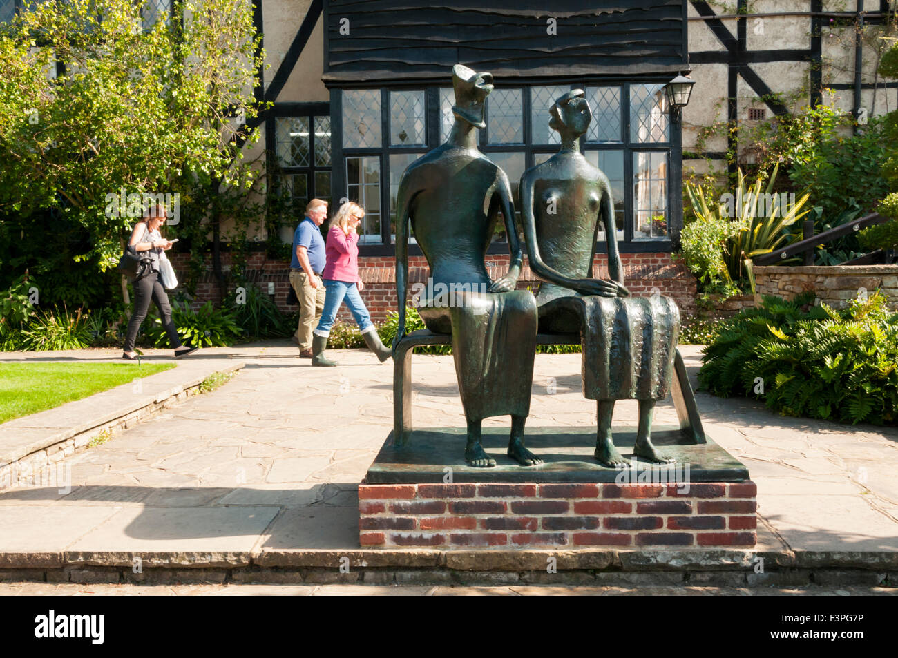 Henry Moore es el Rey y la reina en el Royal Horticultural Society Gardens, Wisley en Surrey. Foto de stock