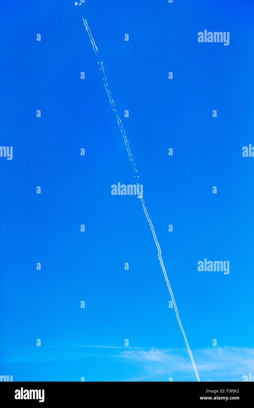 Las estelas de vapor Jet contra el azul claro del cielo de Wyoming Foto de stock