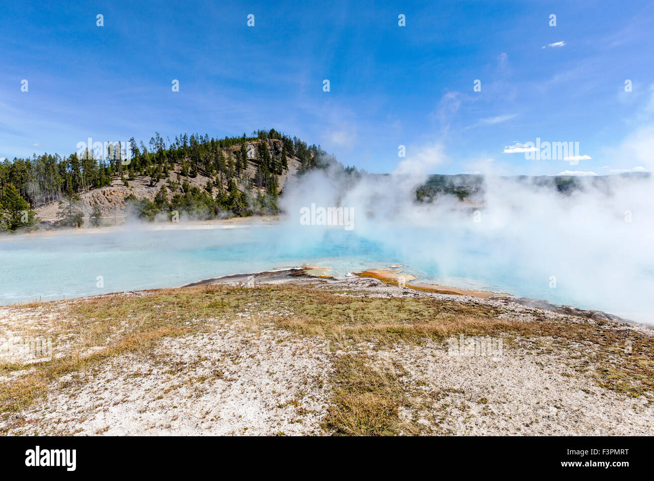 Los visitantes del parque; Excelsior Geyser Cráter; Cuenca del Géiser de Midway, el Parque Nacional Yellowstone, Wyoming, EE.UU. Foto de stock