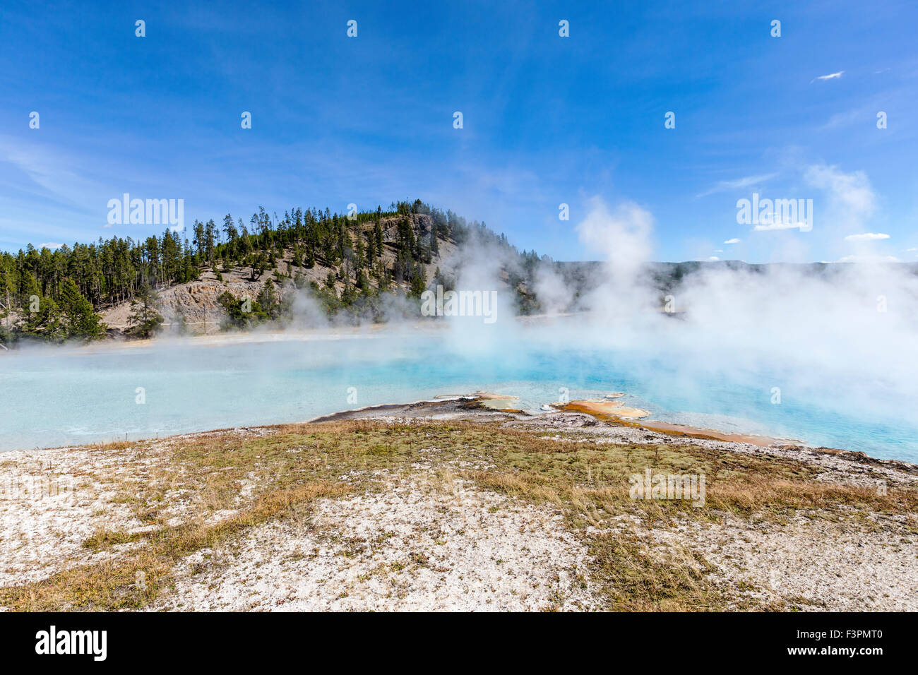 Los visitantes del parque; Excelsior Geyser Cráter; Cuenca del Géiser de Midway, el Parque Nacional Yellowstone, Wyoming, EE.UU. Foto de stock