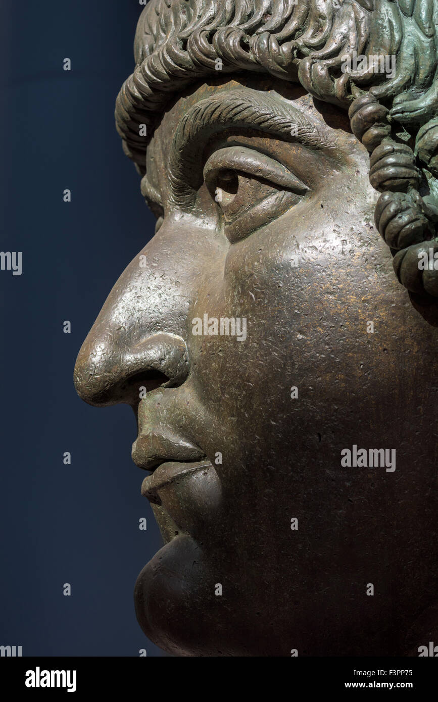 Roma. Italia. Museo Capitolino. Cabeza de bronce colosal de Constantino el Grande, 4º C AD. Foto de stock