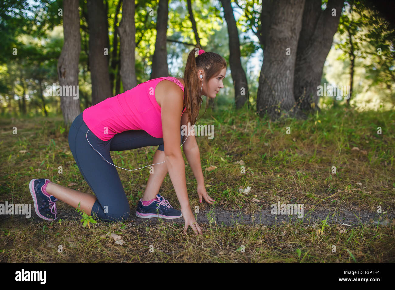 joven mujer hacer ejercicio con auriculares en gimnasio 32949177