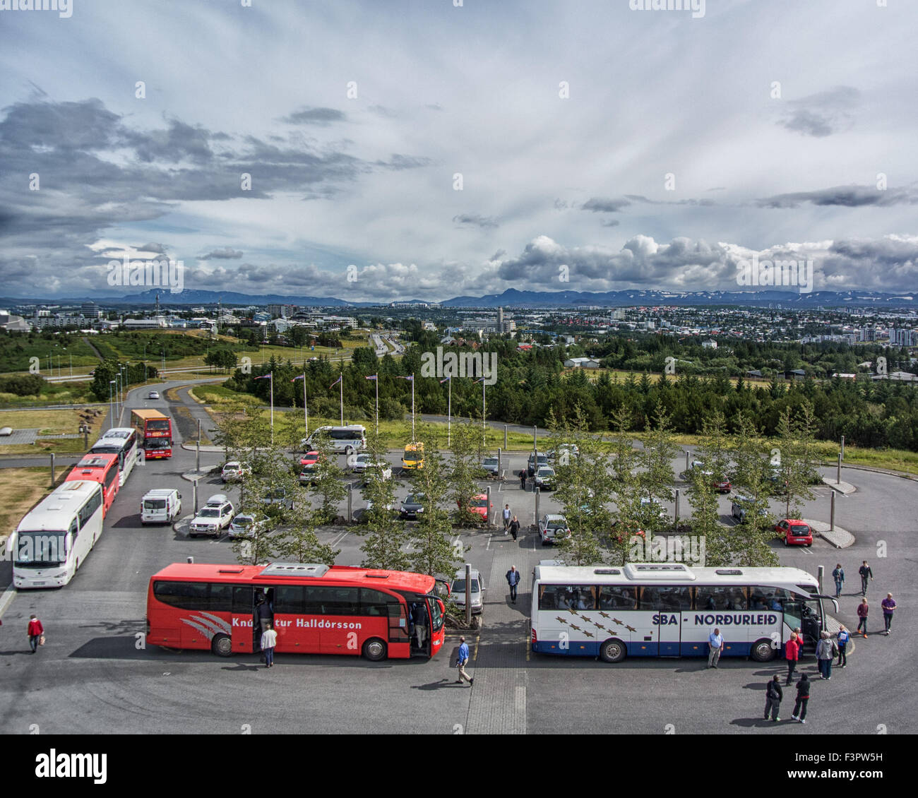 En Reikiavik, Islandia. El 29 de julio, 2015. Los autobuses turísticos, los  coches del visitante y turistas en la zona de aparcamiento de Perlan (La  Perla), un edificio emblemático en Reykjavik, capital