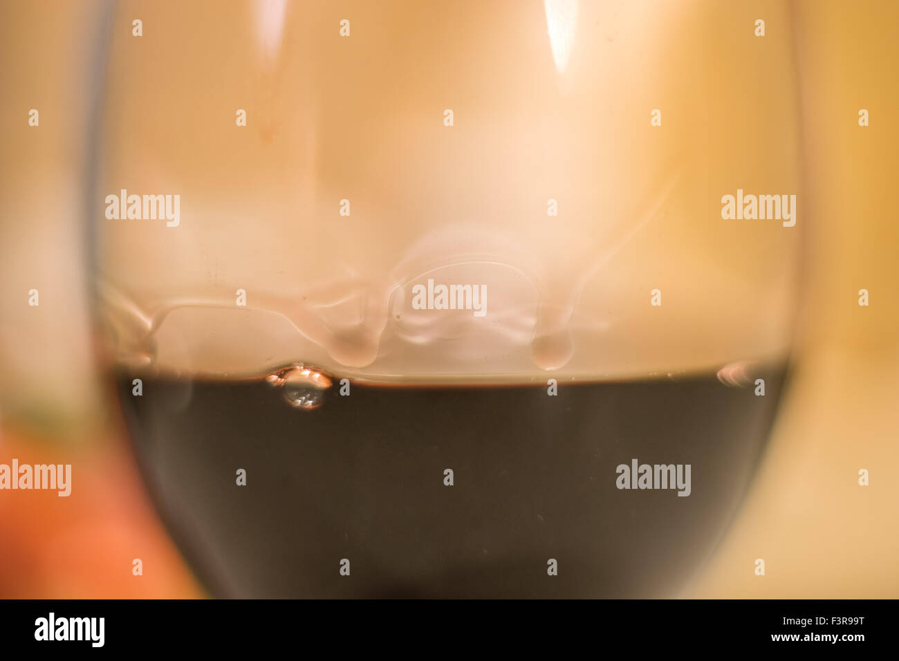 Copa de Vino con gotas de agua formadas por la tensión superficial del alcohol Foto de stock
