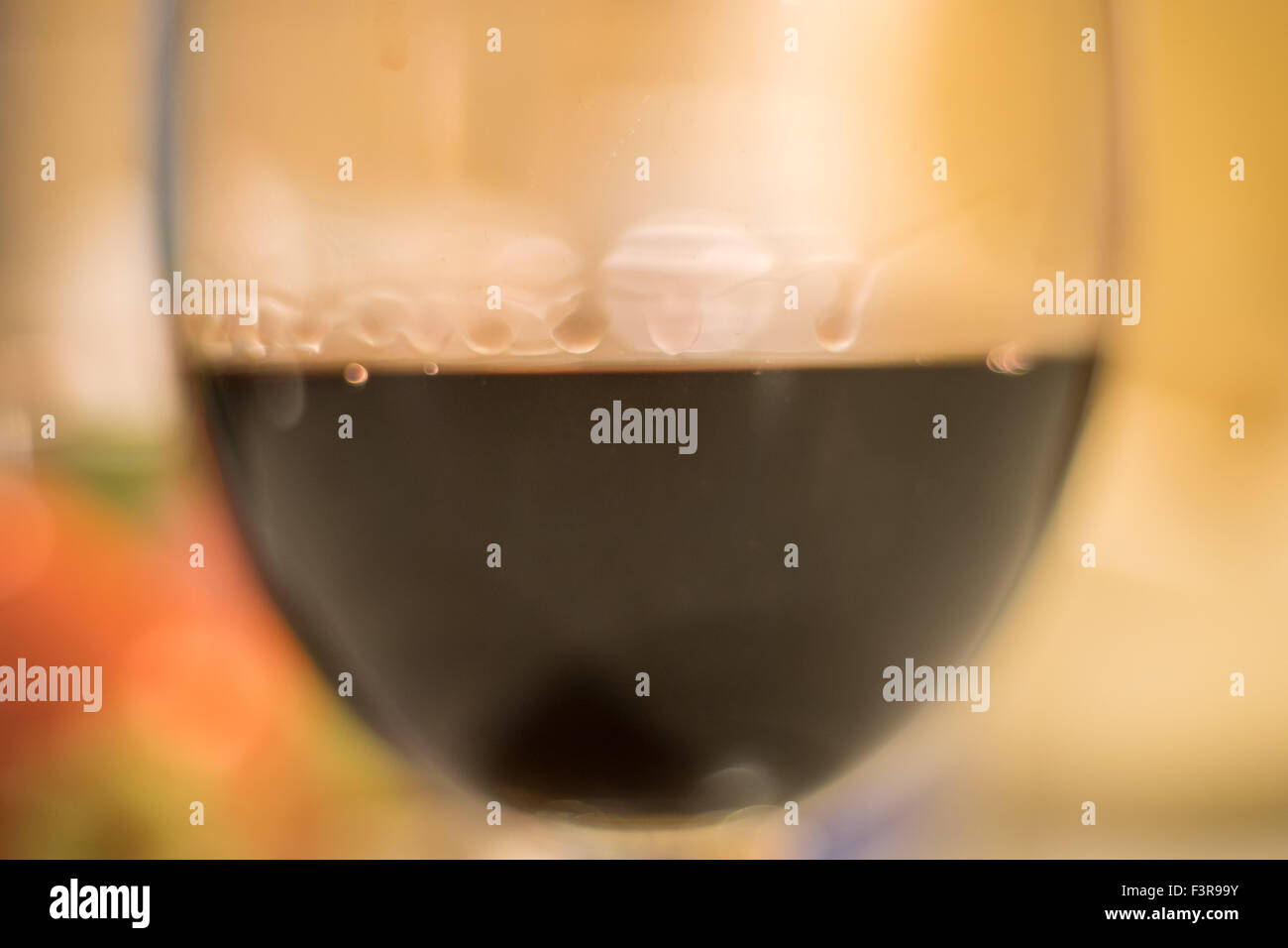 Copa de Vino con gotas de agua formadas por la tensión superficial del alcohol Foto de stock