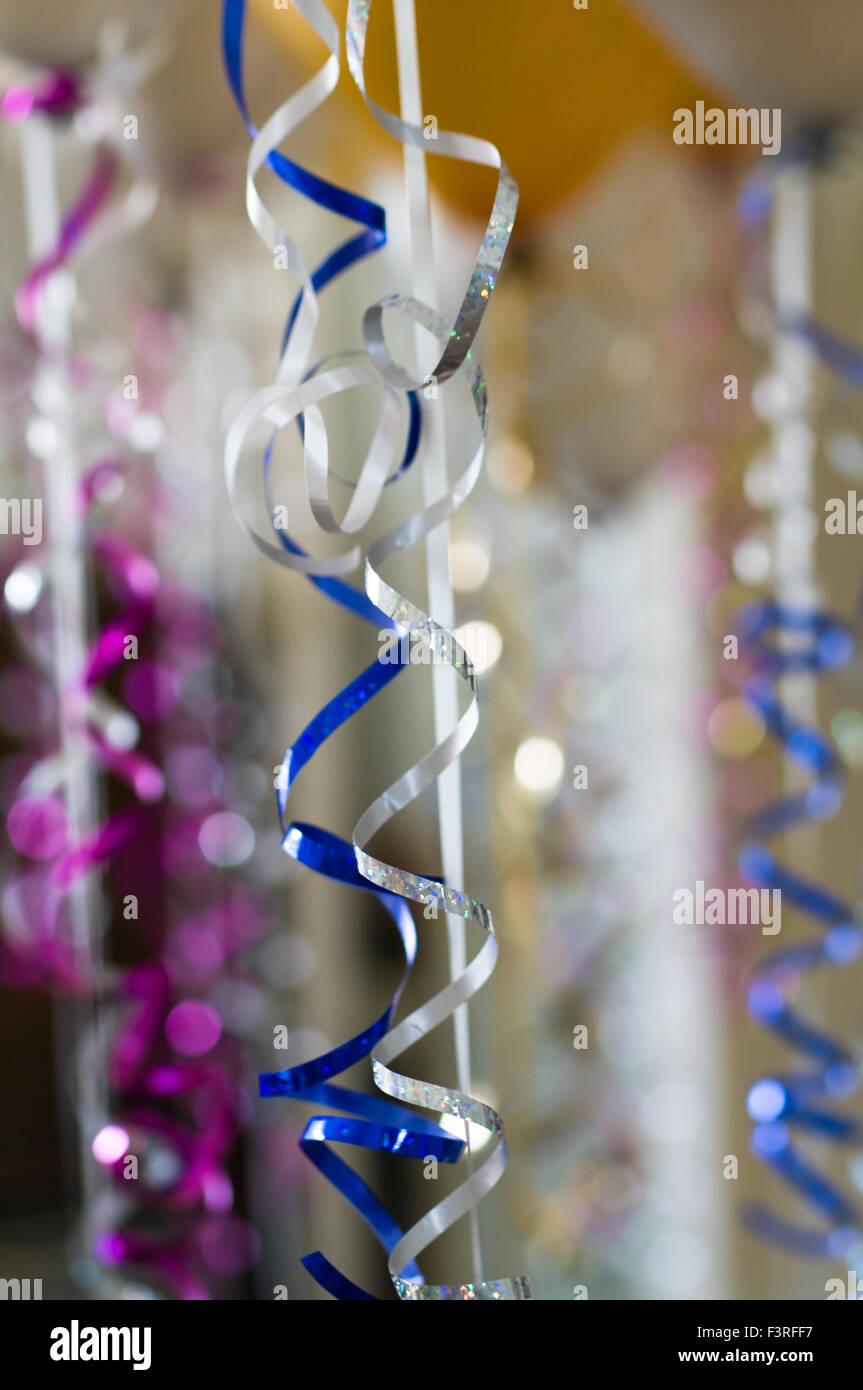 Brillantes cintas decorativas colgadas de globos de helio Fotografía de  stock - Alamy