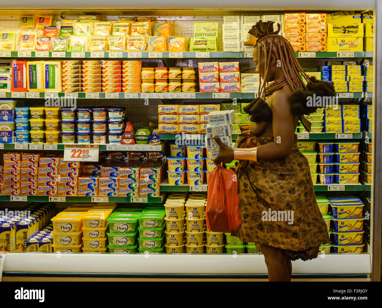 Mujer de la tribu Himba en el supermercado, filial de Opuwo, Namibia, África Foto de stock
