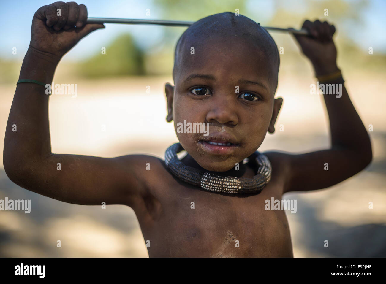 Niño de la tribu Himba, Kaokoland, Namibia, África Foto de stock