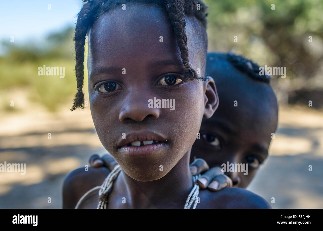 Los niños de la tribu Himba, Kaokoland, Namibia, África Foto de stock