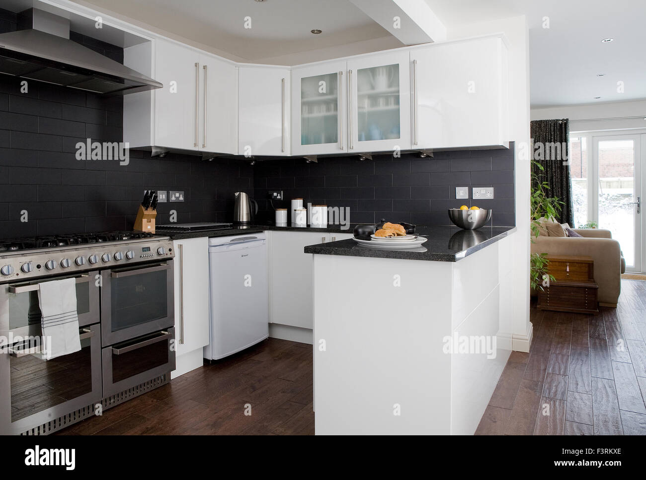 Cocina con azulejos negros Fotografía de stock - Alamy