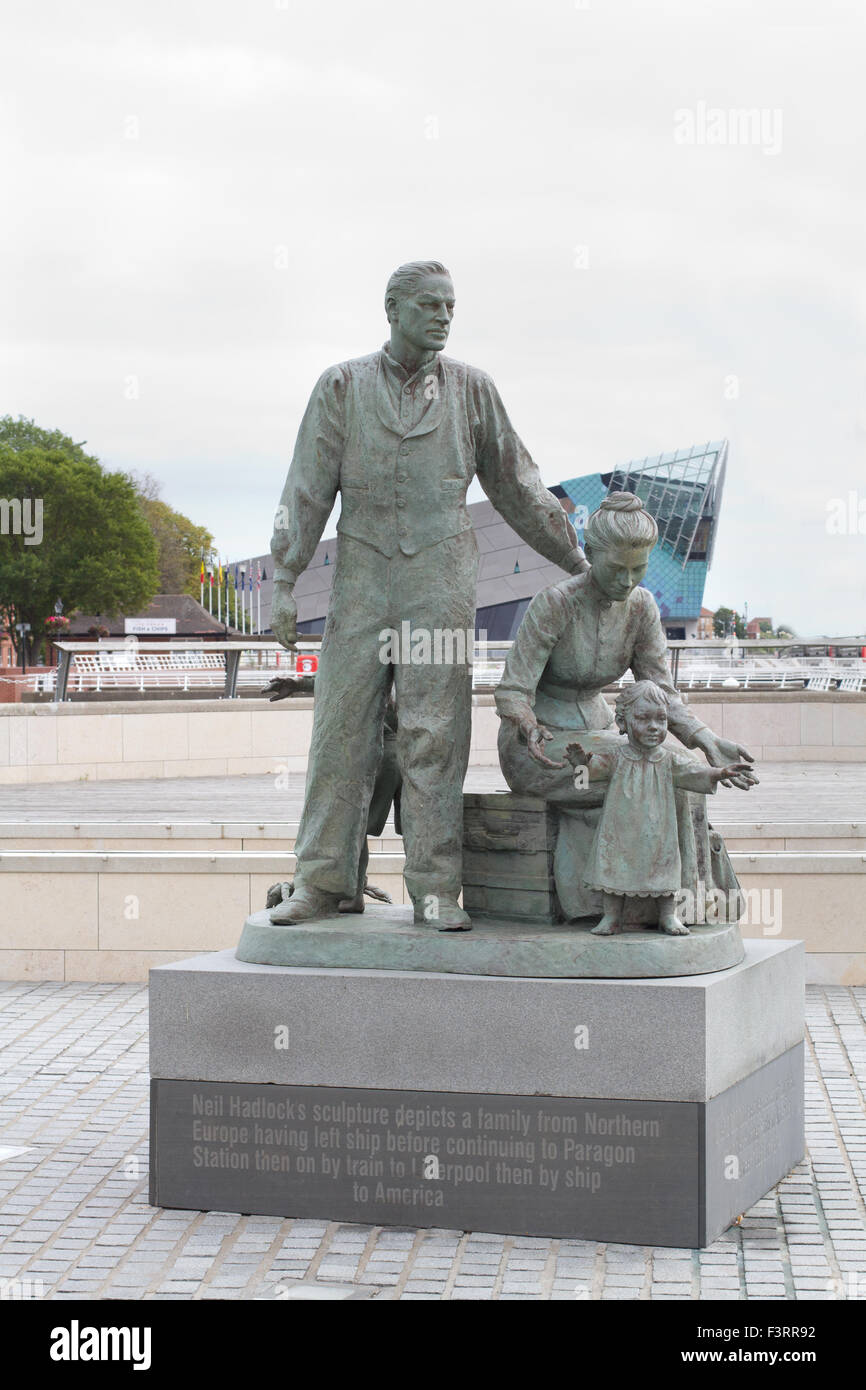 Hull Marina - Inmigrantes estatua de Neil Hadlock Foto de stock