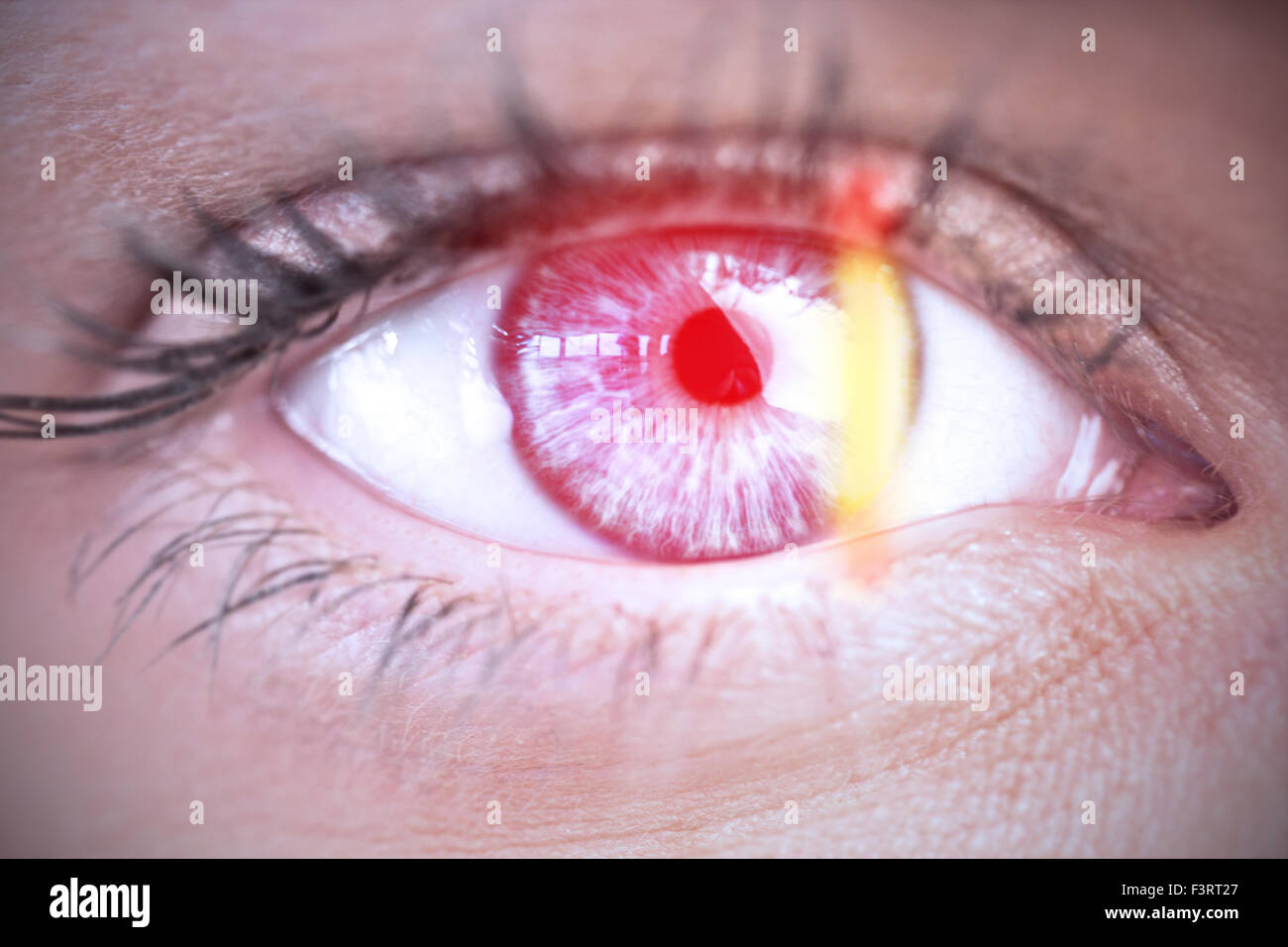 Un primer plano de un ojo azul Foto de stock