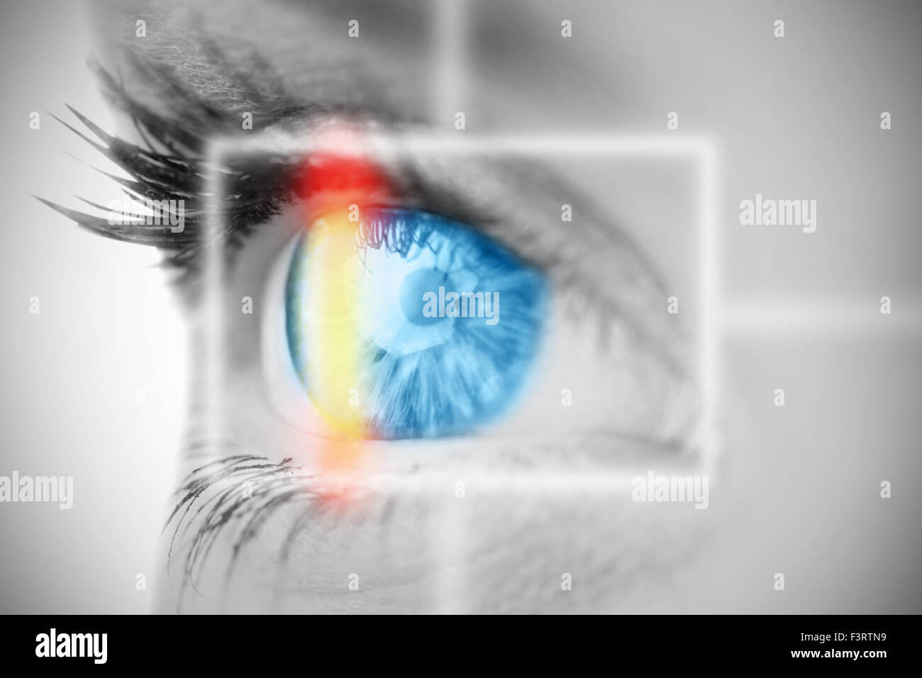 Un primer plano de un ojo azul Foto de stock