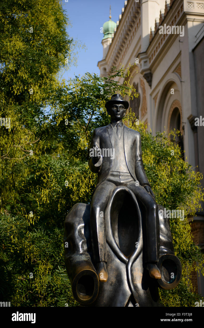 La estatua de Franz Kafka con la Sinagoga Española, en el fondo, el Barrio Judío de Praga, República Checa Foto de stock