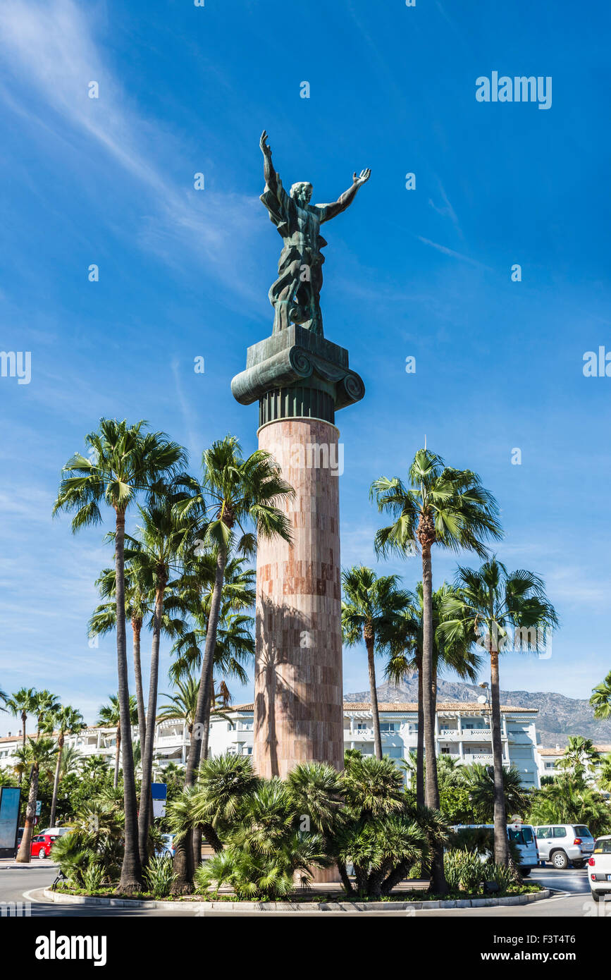 Estatua de la victoria, también conocida como la Federación de estatua, en Puerto  Banús, un puerto deportivo cerca de Marbella, en la costa del sol, España.  Creado por Fotografía de stock -