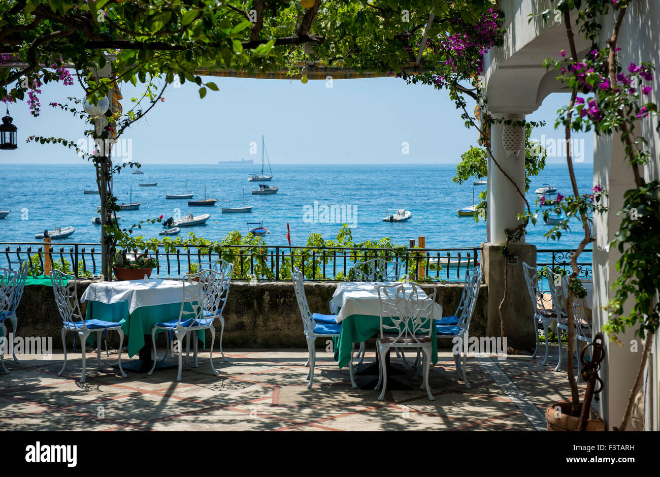 Restaurante en la playa en Positano, Amalfi, Campania, Italia Foto de stock