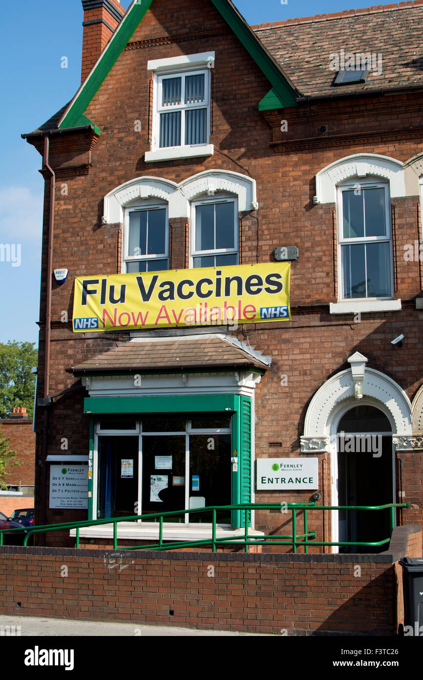 Las vacunas contra la gripe firmar en un centro médico, Sparkhill, Birmingham, West Midlands, Reino Unido Foto de stock