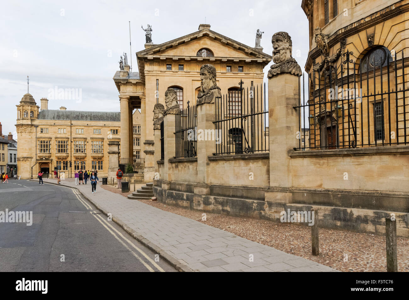 Edificios de los siglos XVII y XVIII en Broad Street en Oxford Oxfordshire, Inglaterra, Reino Unido Foto de stock