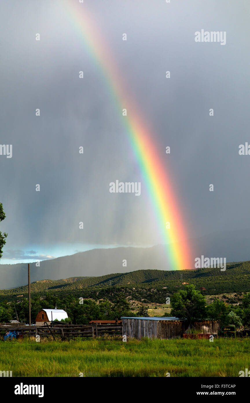Espectaculares arco iris sobre el centro de Colorado, EE.UU. Foto de stock