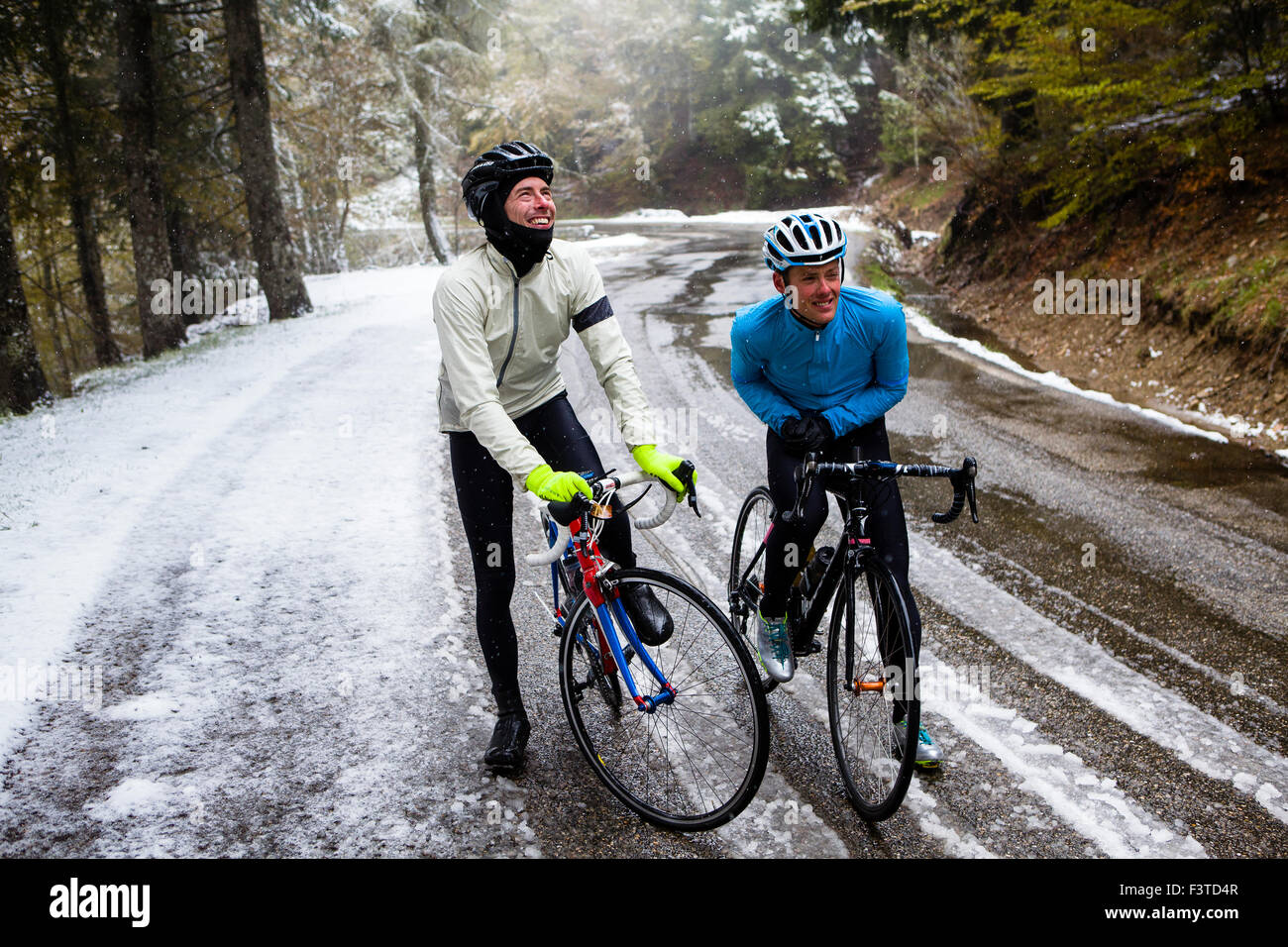 Los ciclistas seguir la ruta ciclista por Tim Krabbe Foto de stock