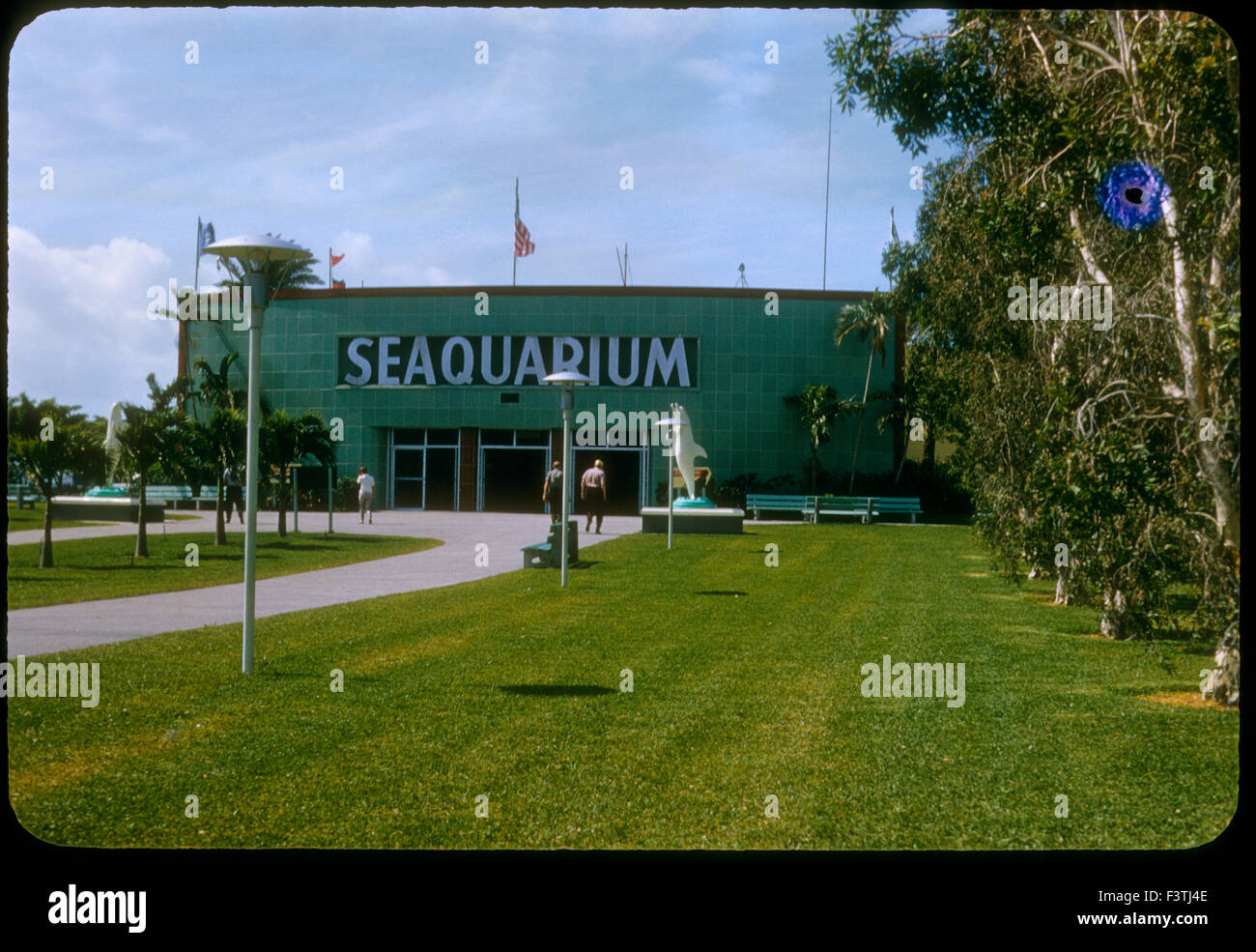 Seaquarium exterior. 1960. Miami Seaquarium es una de 38 acres (15 hectáreas) oceanario, situado en la isla de Virginia Key Biscayne Bay, en el Condado de Miami-Dade, Florida, Estados Unidos de América y está situado cerca del centro de Miami. Fundada en 1955, es uno de los más antiguos oceanariums en los Estados Unidos. Foto de stock