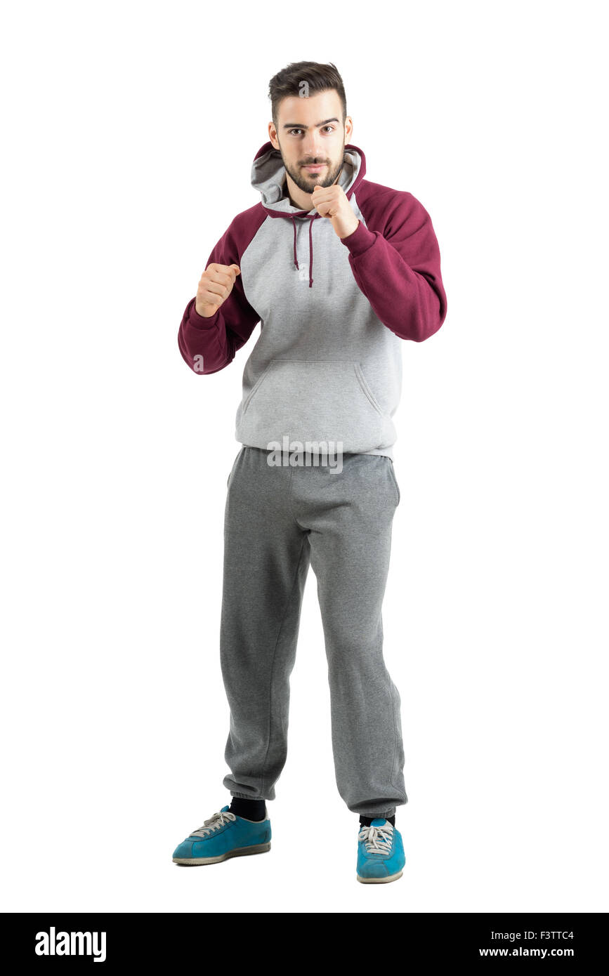 Joven hombre casual deportivo en ropa deportiva con mano de boxeo gesto  aislado Fotografía de stock - Alamy