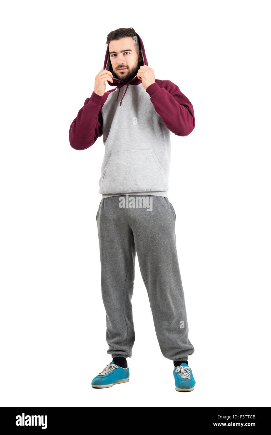 Joven hombre casual en ropa hoodie aislado en Fotografía de - Alamy