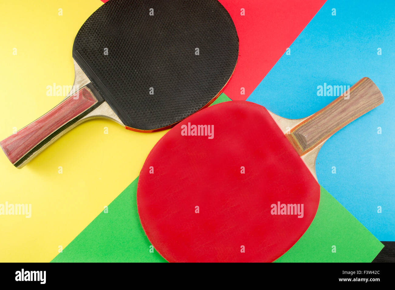 Par de palas de tenis de mesa en un colorido fondo collage Foto de stock