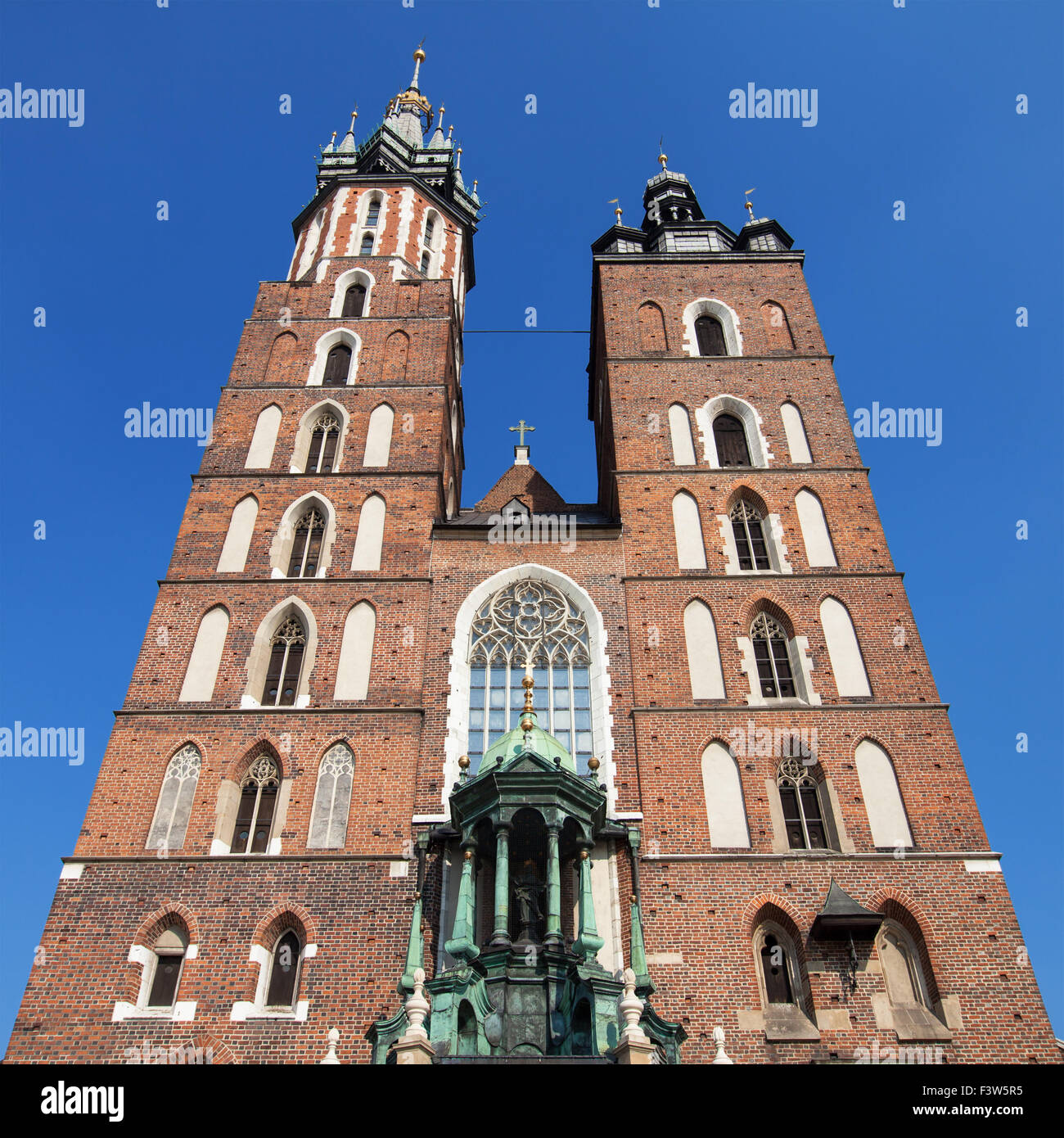 Torres de la iglesia de Santa María en Cracovia, Polonia. Foto de stock