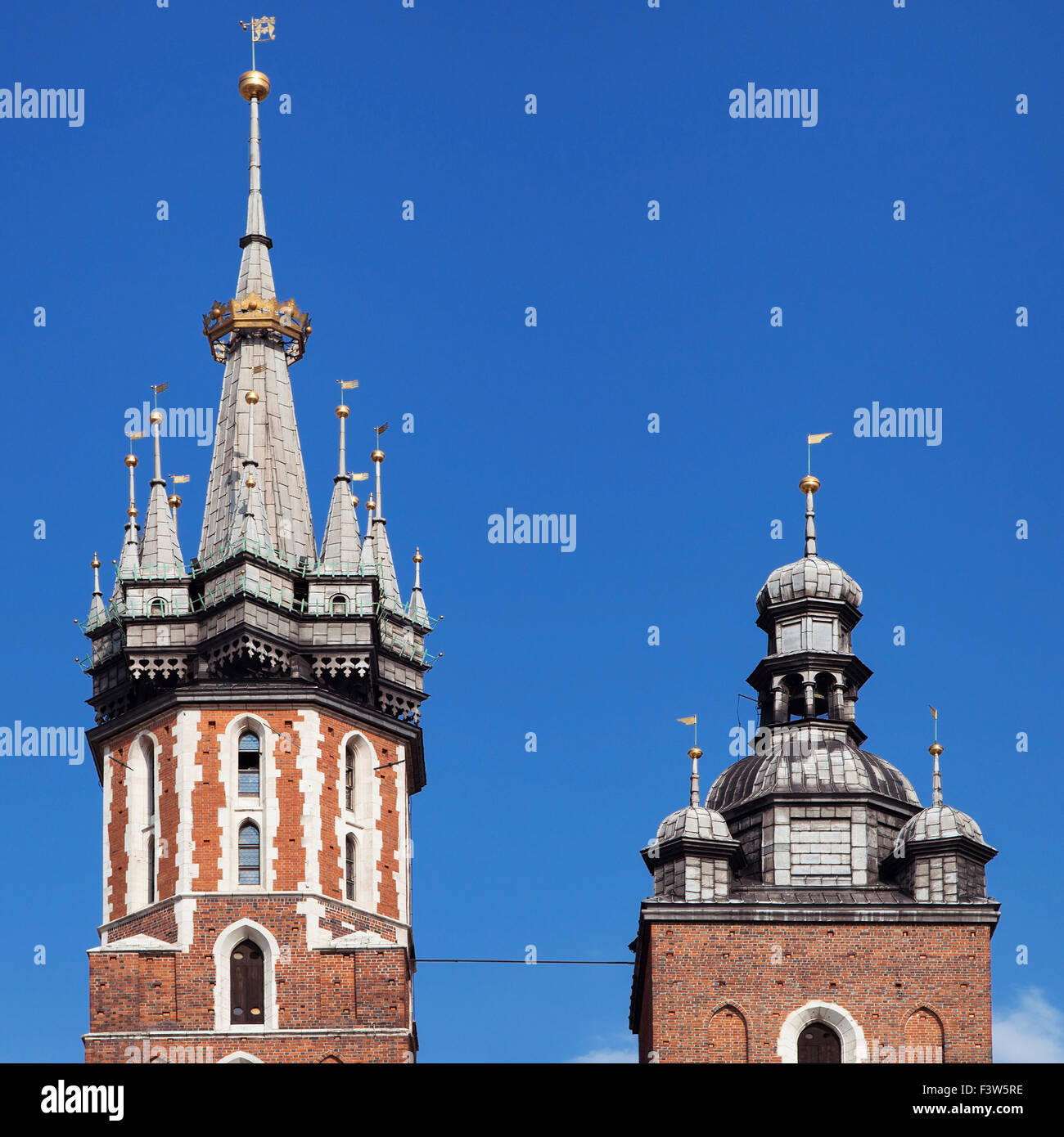 Torres de la Iglesia de Santa María en Cracovia, Polonia. Foto de stock
