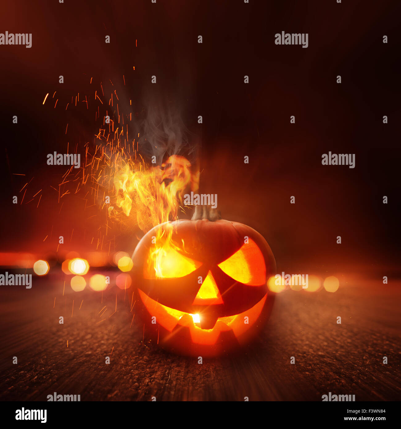 Spooky la noche de Halloween. Un miedo Jack O Lantern iluminado en Halloween. Foto de stock