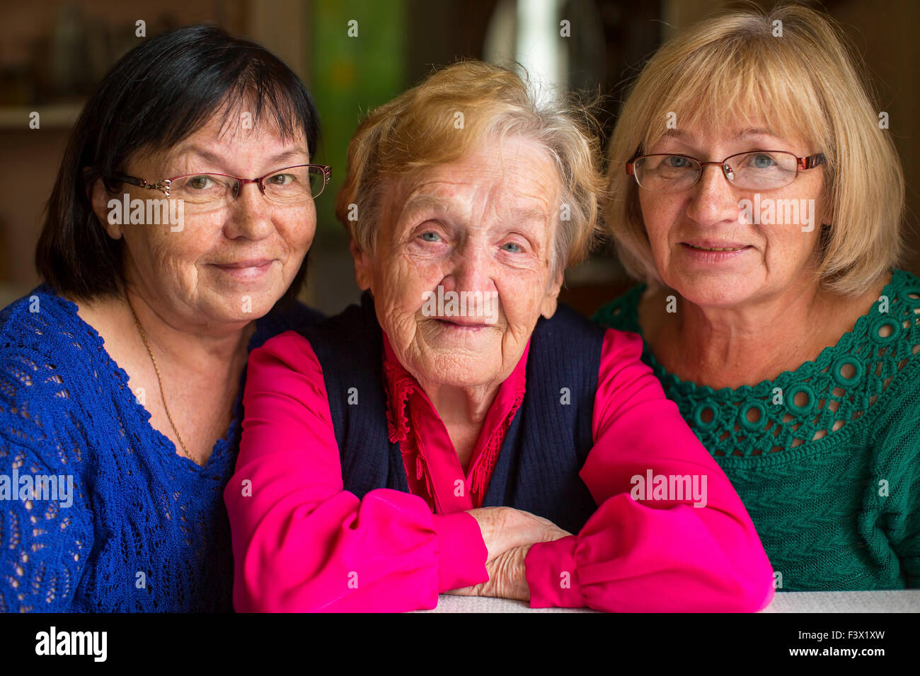 Anciana con dos hijas adultas. Foto de stock