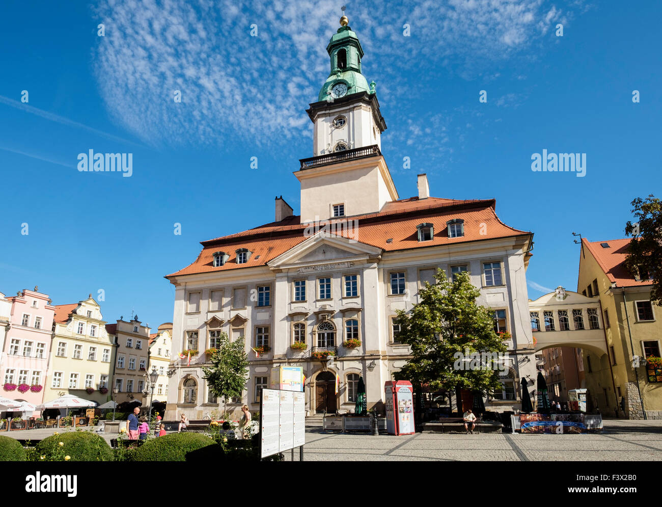 El Ayuntamiento, edificio del siglo XVIII en el Plac Ratuszowy o Plaza del Ayuntamiento, Jelenia Gora o Hirschberg, Baja Silesia, Polonia Foto de stock