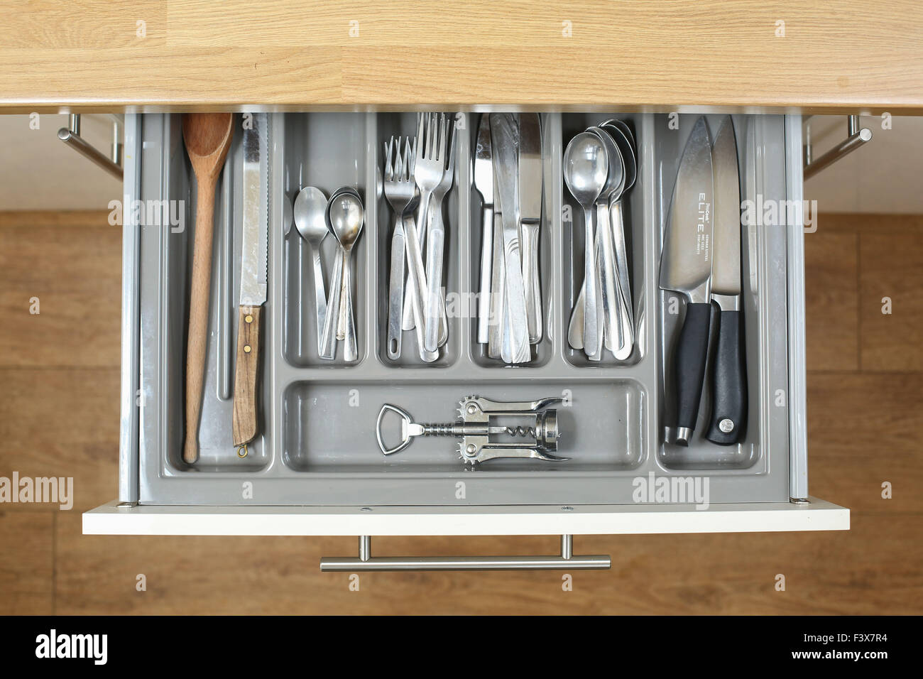 Una cocina cajón lleno de todos los cubiertos, los cuchillos y los utensilios necesarios para cocinar encima de una tormenta. Foto de stock