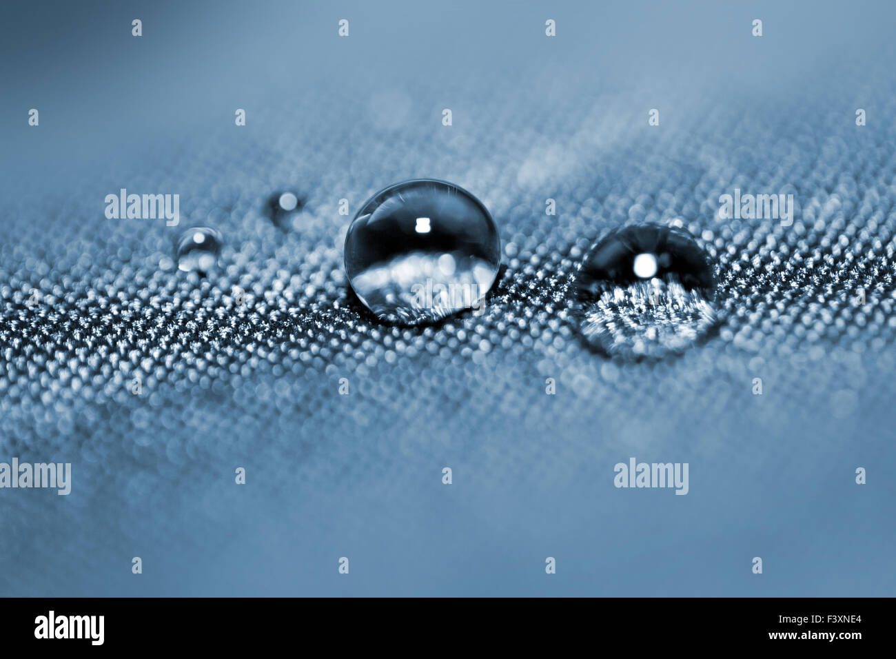 Efecto con gotas de agua sobre textiles azul Foto de stock
