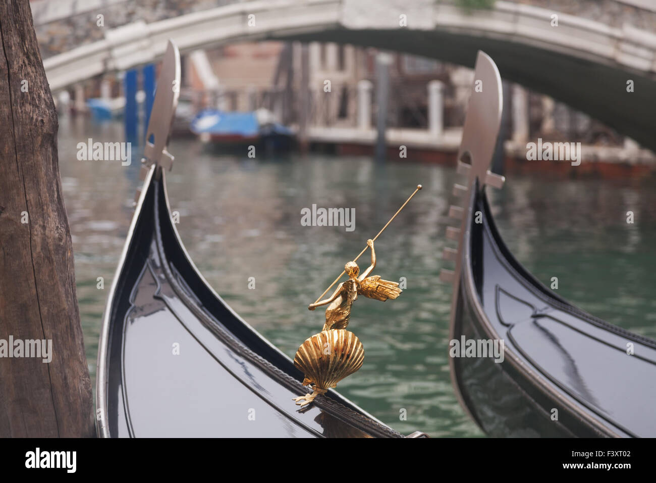 Dos góndola en Venecia cerca del muelle Foto de stock