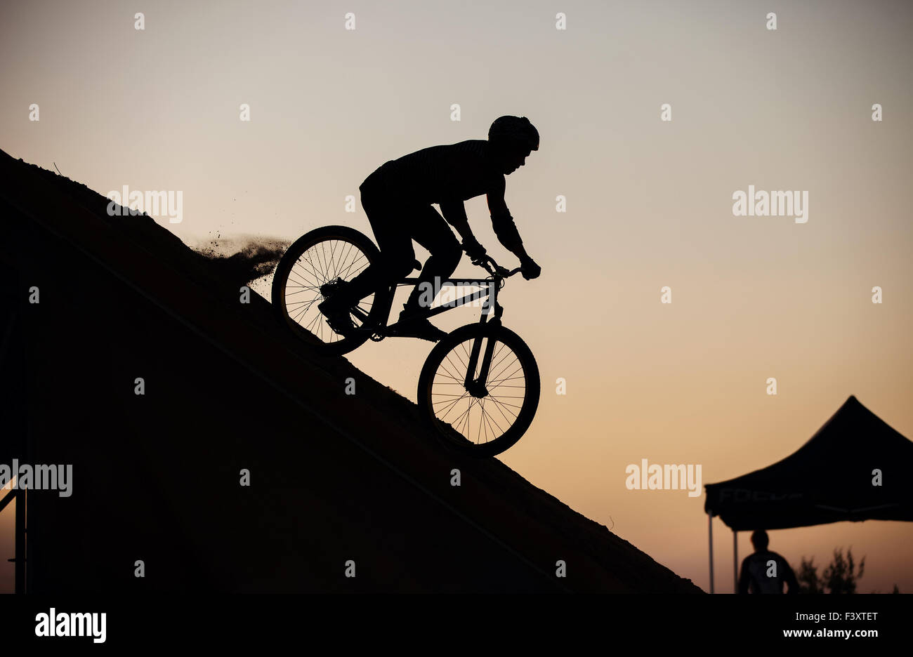 Jinete extremas antes de hacer un salto en bicicleta Foto de stock