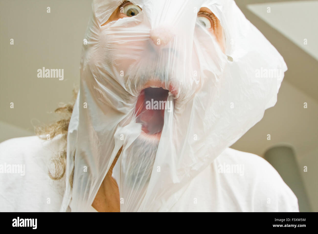 Plastic bag man face fotografías e imágenes de alta resolución - Alamy