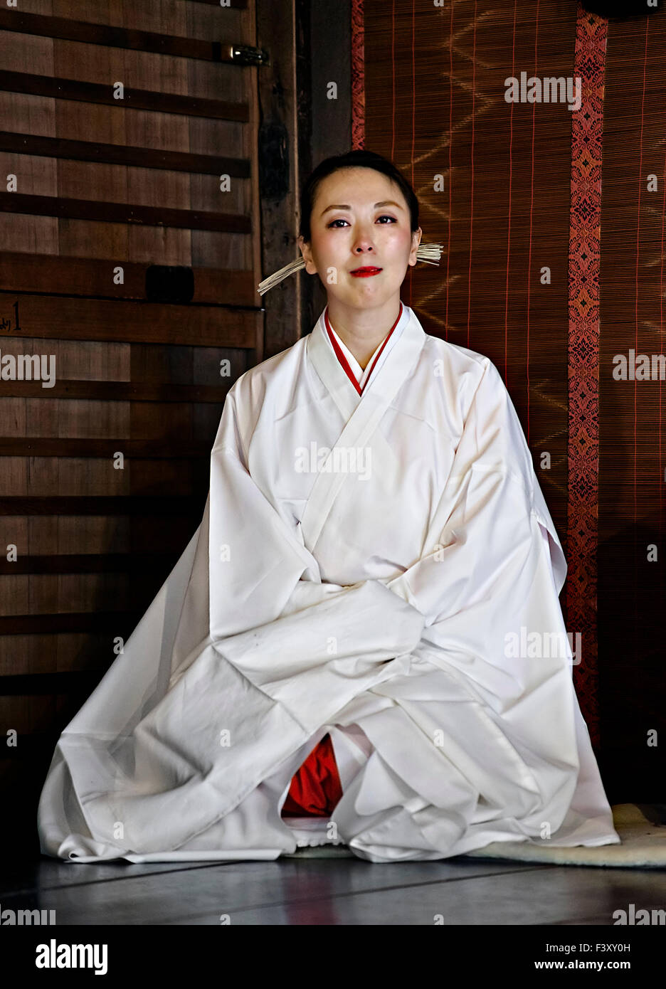 La isla de Japón, Honshu, Kansai, Kyoto, mujer sacerdote llamado 'Miko'. Foto de stock