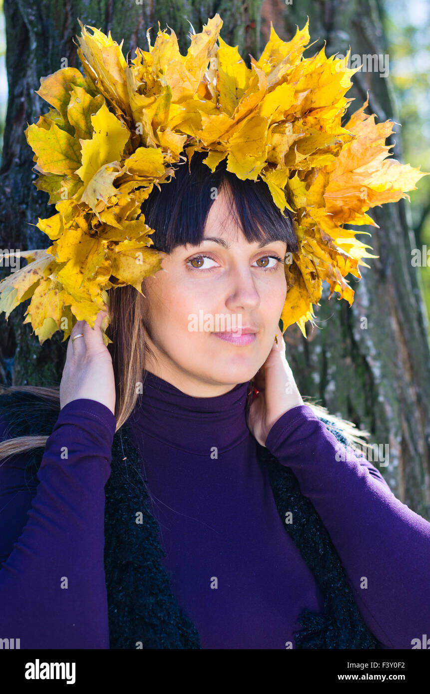 Mujer atractiva en el sombrero de hojas de otoño Foto de stock