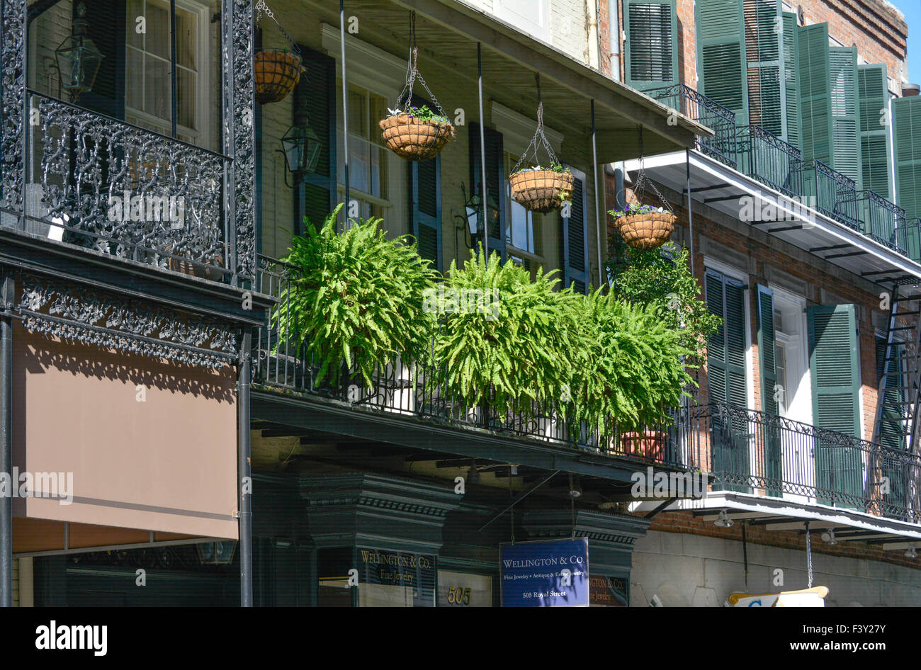 El hermoso edificio de la Maison Royale es una galería que muestra exquisitas obras de arte, joyas y más en el Royal St., Nueva Orleans, Luisiana Foto de stock