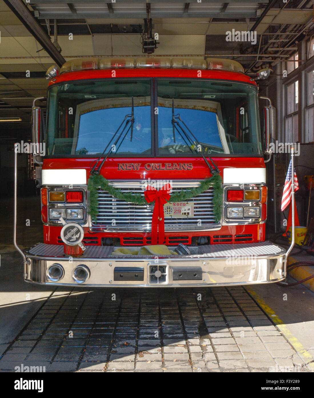 Bomberos decorado con verde Navidad garland y festiva de arcos de