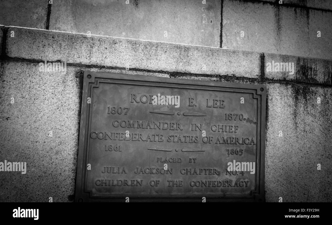 Un blanco y negro cerca de la placa frontal del General Confederado Robert E. Lee monumento en Nueva Orleans, Luisiana Foto de stock